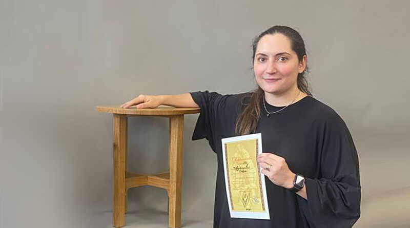 Выпускница столярной школы Полтавцева Софи и её столик